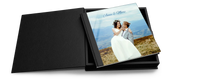 Das Premium Acrylglas Fotobuch und der handgefertigten Premium Geschenkbox